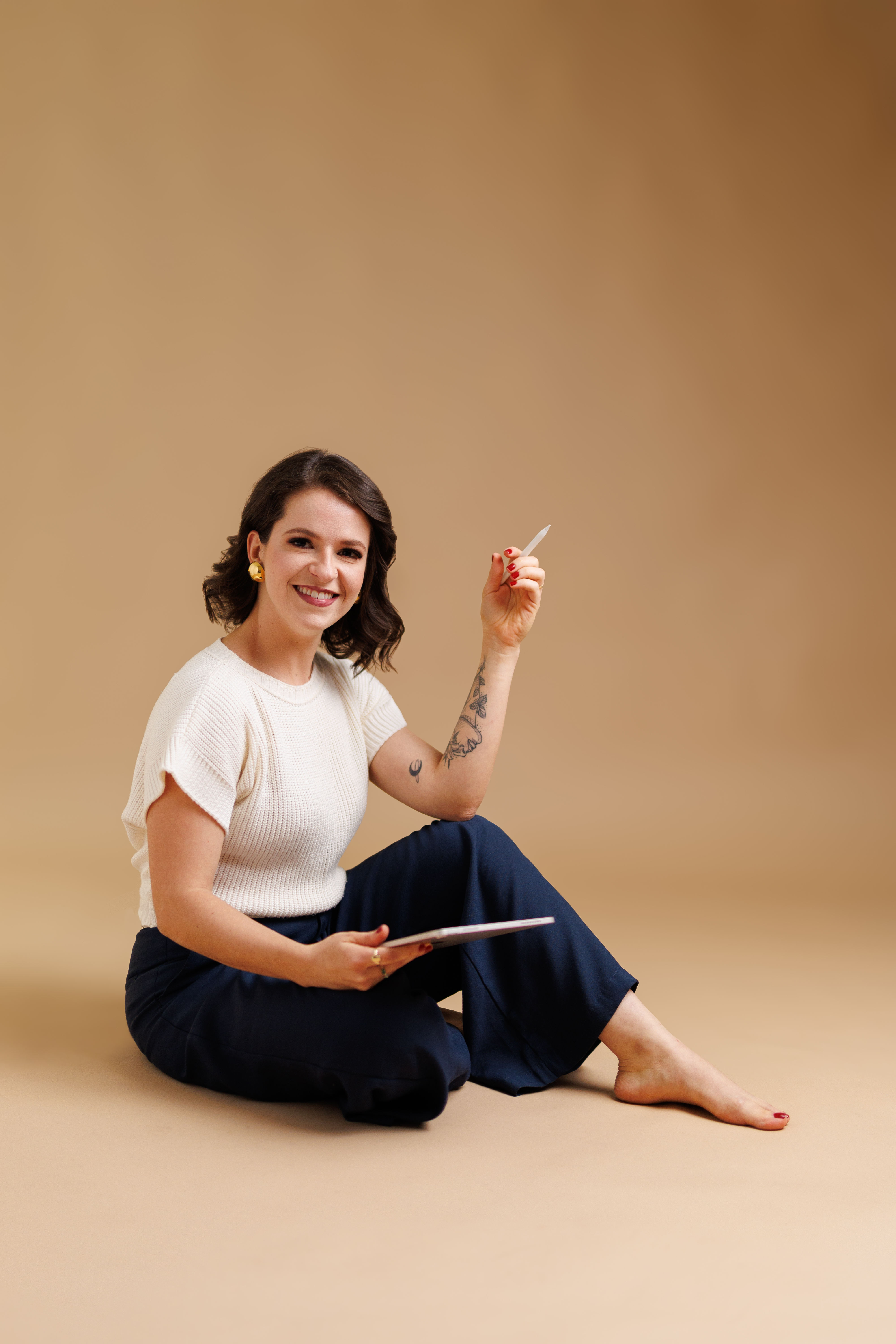Dra. Lara Ravazzi sorrindo com um tablet
